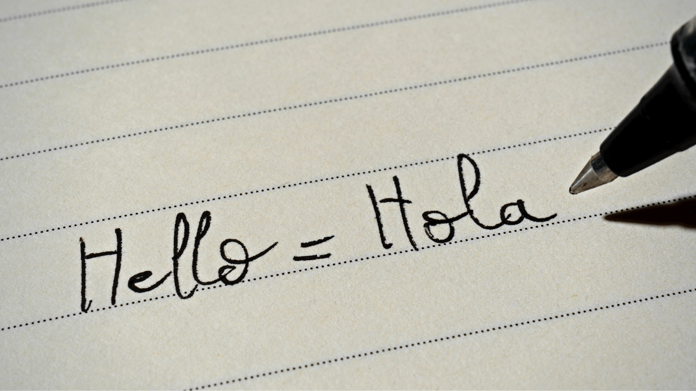 Caneta escrevendo Hello = Hola em inglês e espanhol